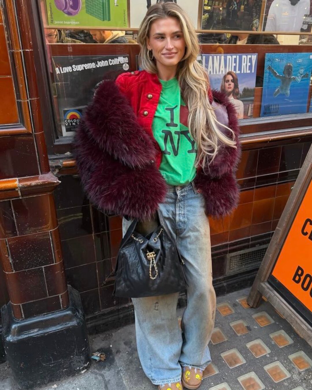 Look streetstyle Tessa van Montfoort : fourrure bordeaux, sac Chanel cuir noir et denim large vintage