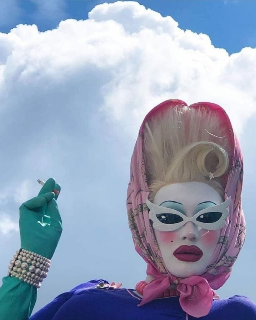 Juno Birch en personnage drag flamboyant, 2019