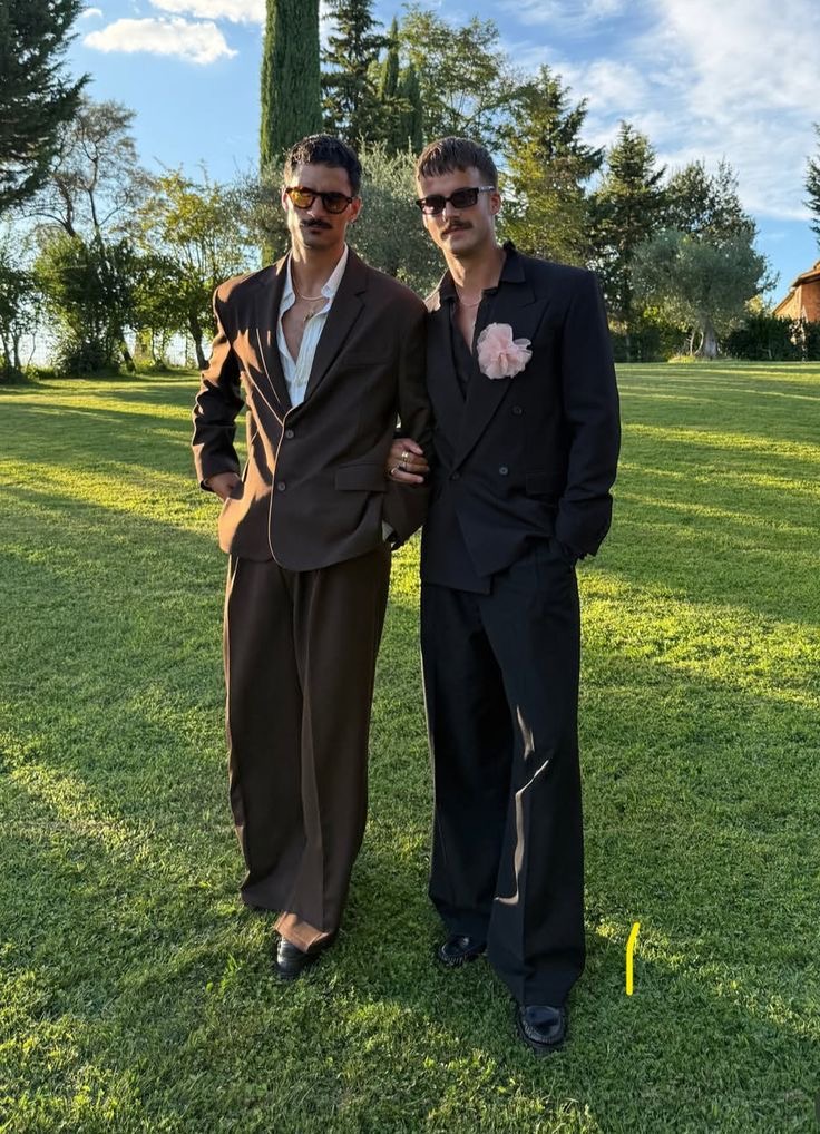 Smoking homme noir et costume bleu nuit pour une soirée habillée
