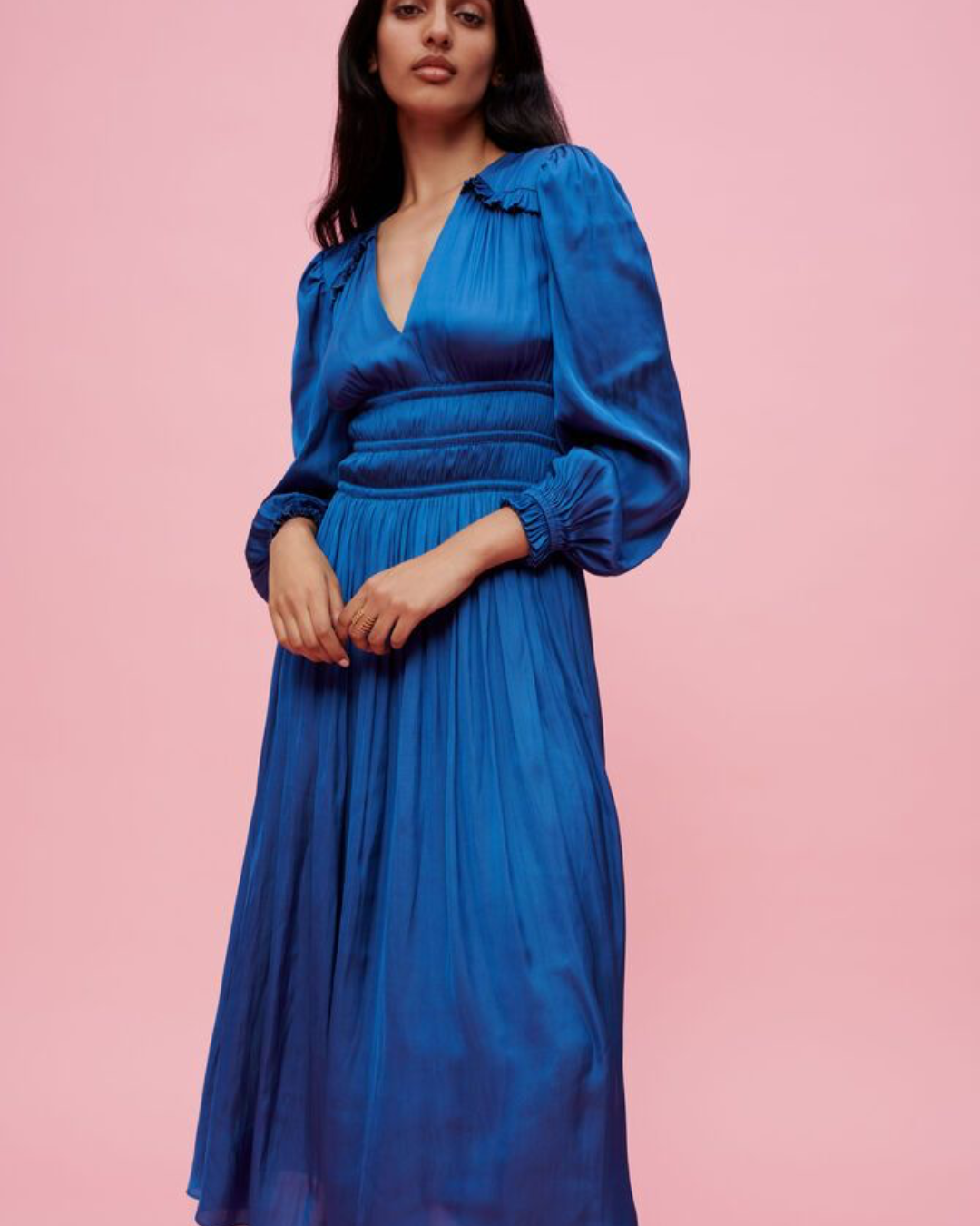Robe Maje midi en satin bleu avec manches longues lanternes et taille smockée