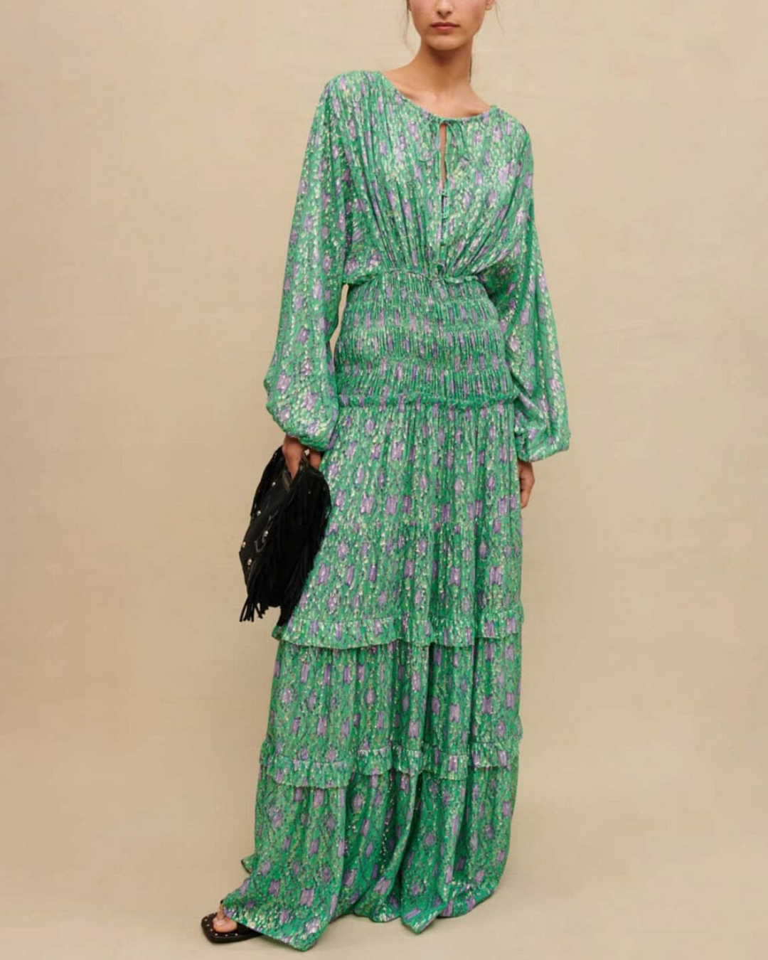 Robe longue Maje à imprimé fleuri vert, jupe à volants étagés et taille smockée